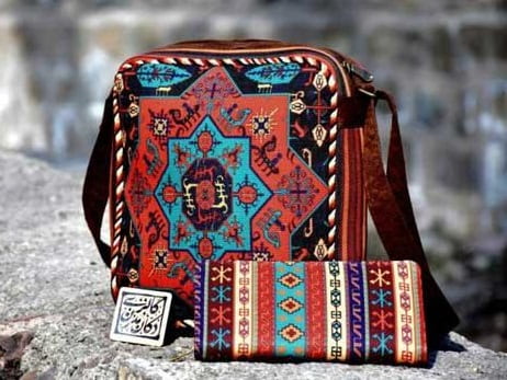 کیف گلیمی جدید با رویکرد معاصر و ترکیب خلاقانه فرم و بافت